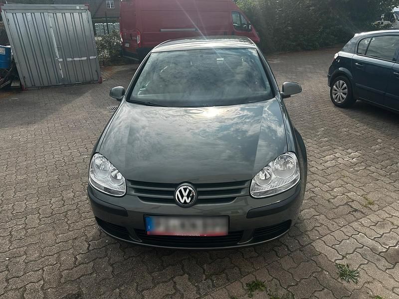 Grau Gebraucht 2004 VW Golf V Kleinwagen | 3.200 € (Fairer Preis) - Bild 1/4