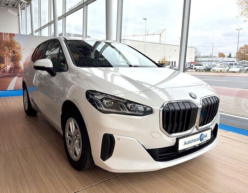 Weiß Gebraucht 2022 BMW 218 Active Tourer Luxury Line Van / Kleinbus | 20.970 € (Superpreis) - Bild 1/4