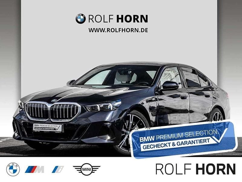 M carbonschwarz metallic Gebraucht 2024 BMW 550e M Sport Limousine | 71.710 € (Fairer Preis) - Bild 1/4