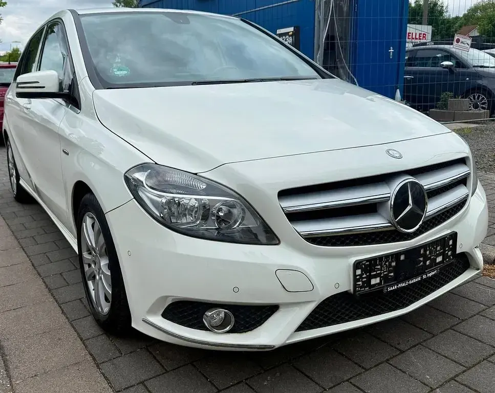 Gebraucht Mercedes B180 122 PS (89 kW) 2012 Weiß Van / Kleinbus