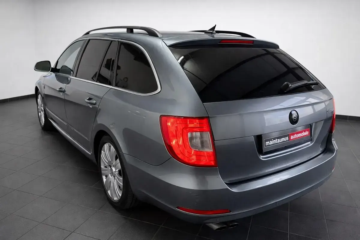 Gebraucht Skoda Superb Ambition 260 PS (191 kW) 2011 Grau Kombi