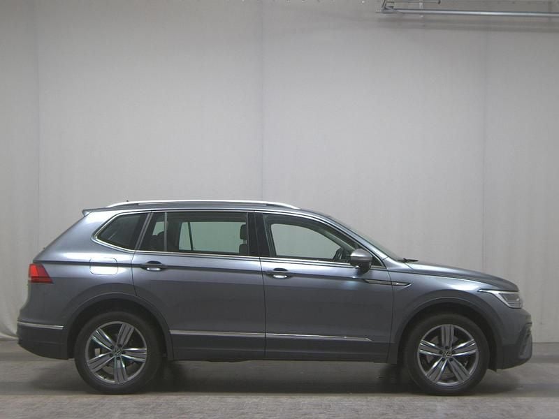 Grau Gebraucht 2022 VW Tiguan Allspace Life SUV | 23.380 € (Superpreis) - Bild 1/4