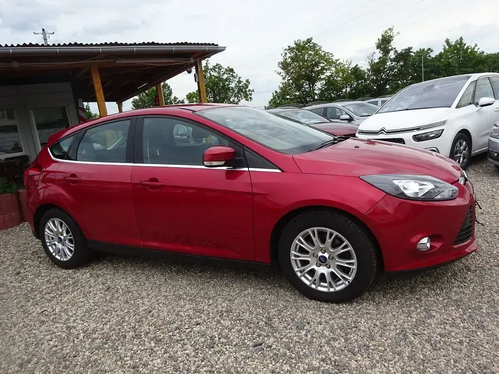 Gebraucht Ford Focus Titanium 182 PS (133 kW) 2011 Rot Limousine