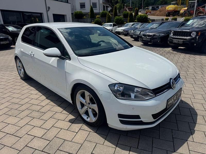 Weiß Gebraucht 2015 VW Golf VII Comfortline Limousine | 5.990 € (Superpreis) - Bild 1/4