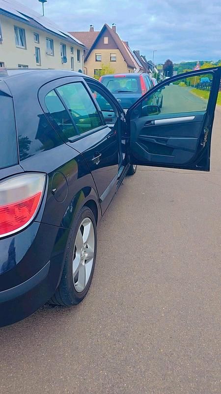 Schwarz Gebraucht 2004 Opel Astra Kleinwagen | 1.700 € - Bild 1/4
