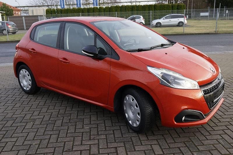 Gebraucht Peugeot 208 Active 82 PS (60 kW) 2015 Orange Kleinwagen