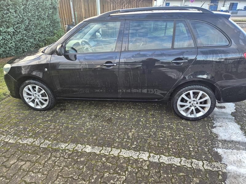 Schwarz Gebraucht 2014 Skoda Fabia Kombi | 4.200 € - Bild 1/4