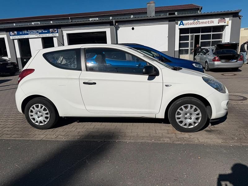 Gebraucht Hyundai i20 77 PS (56 kW) 2012 Weiß Kleinwagen