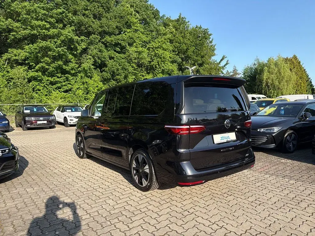 Gebraucht VW Multivan Life 150 PS (110 kW) 2025 Deep black perleffekt Van / Kleinbus