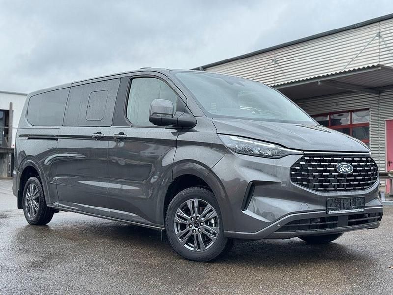 Neu Ford Tourneo Titanium 150 PS (110 kW) 2025 Grau Van / Kleinbus