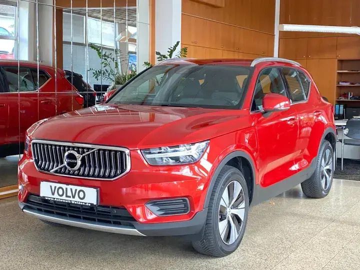 Fusion red / metallic Gebraucht 2022 Volvo XC40 Core SUV | 29.790 € (Superpreis) - Bild 1/3
