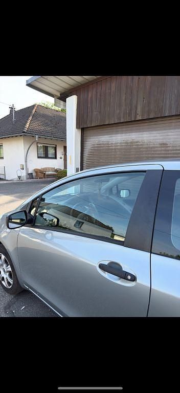 Silber Gebraucht 2006 Toyota Yaris Limousine | 3.300 € (Etwas zu teuer) - Bild 1/4