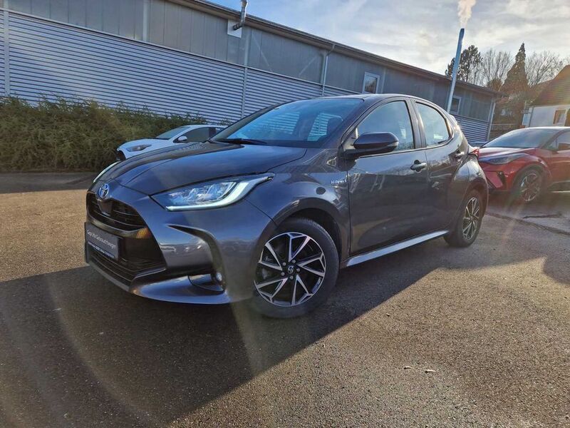 Marlingrau (metallic) Gebraucht 2021 Toyota Yaris Hybrid Team Kleinwagen | 18.490 € (Fairer Preis) - Bild 1/4