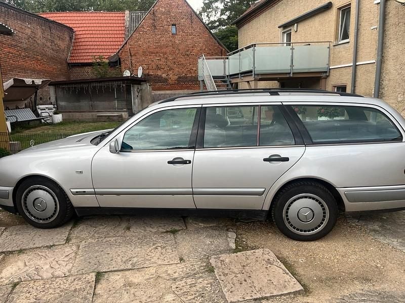Silber Gebraucht 1998 Mercedes 300 Kombi | 4.600 € - Bild 1/4