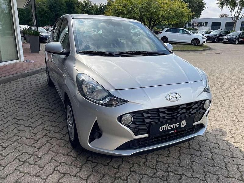 Gebraucht Hyundai i10 Select 67 PS (49 kW) 2021 Sleek silver Kleinwagen