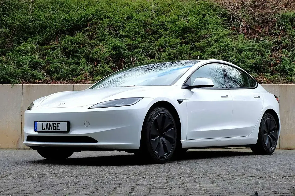 Gebraucht Tesla Model 3 366 kW (498 PS) 2024 Ultra red metallic (metallic) Limousine