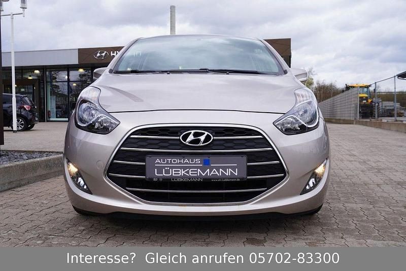 Gebraucht Hyundai i20 Space Plus 125 PS (91 kW) 2018 Gold Van / Kleinbus