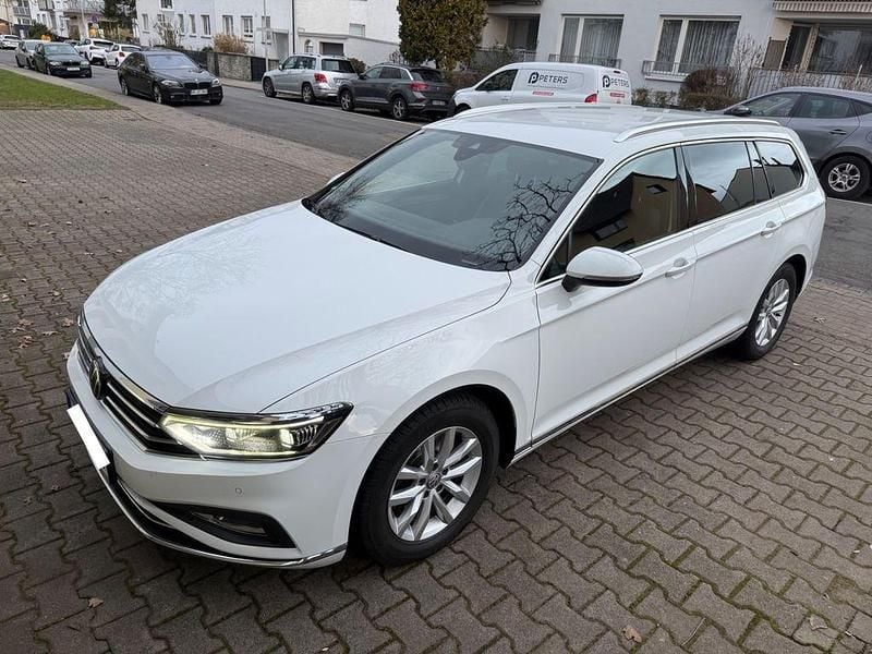 Weiß Gebraucht 2021 VW Passat Elegance Kombi | 18.900 € (Fairer Preis) - Bild 1/4