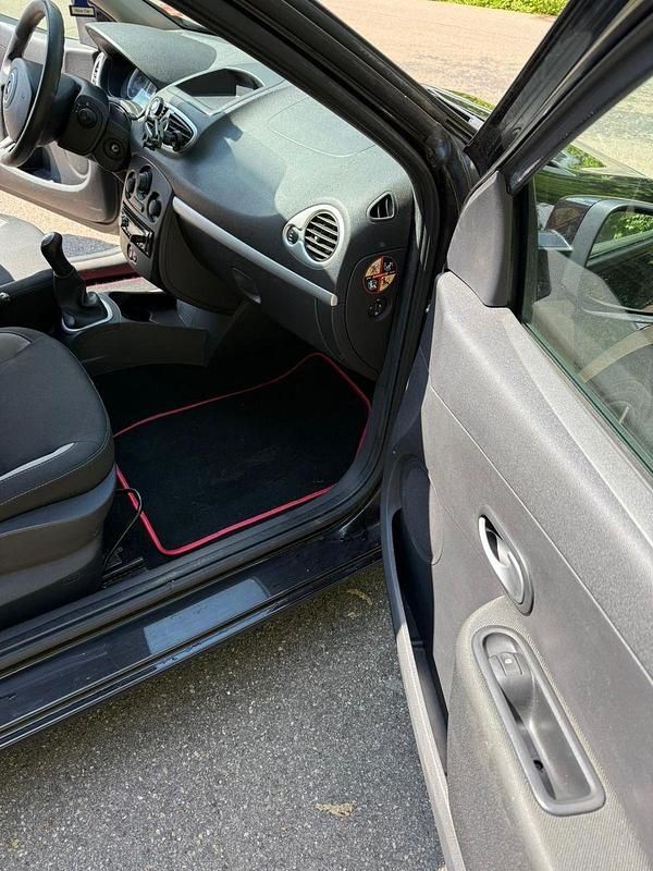 Second-hand Renault Clio II Expression 75 CP (55 kW) 2011 Negru Hatchback