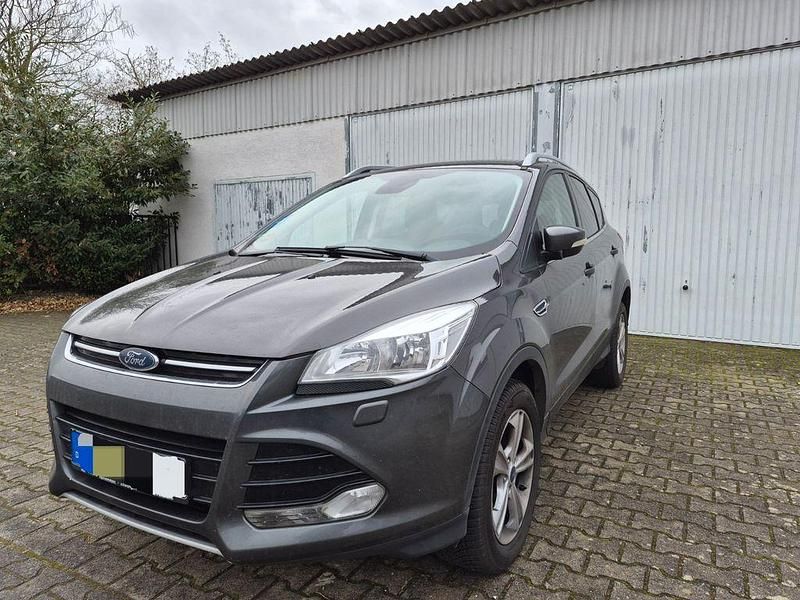 Grau Gebraucht 2016 Ford Kuga Titanium SUV | 9.250 € (Fairer Preis) - Bild 1/4