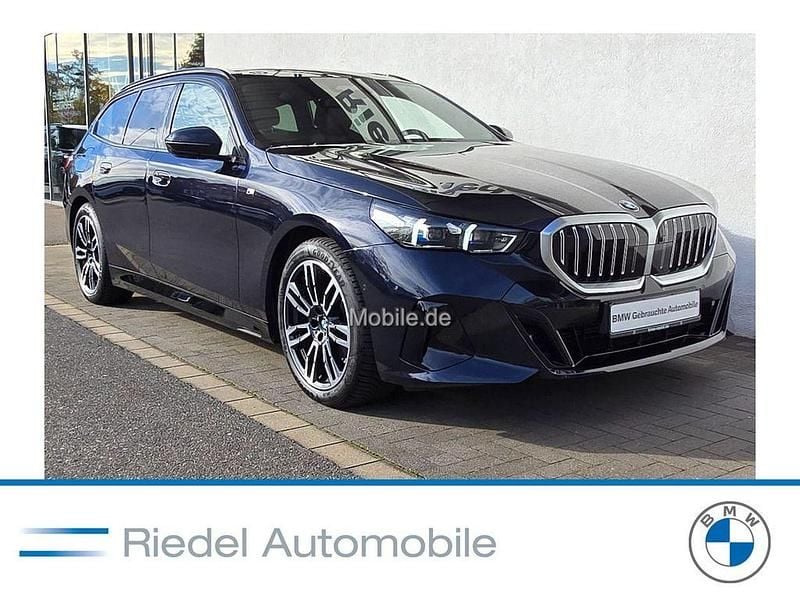 Schwarz Gebraucht 2024 BMW 520 M Sport Kombi | 47.440 € (Guter Preis) - Bild 1/3