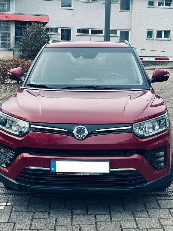 Rot Gebraucht 2021 Ssangyong (KGM) Tivoli Sapphire SUV | 17.100 € (Etwas zu teuer) - Bild 1/4