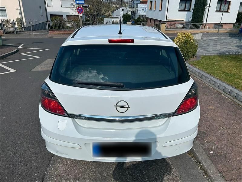 Gebraucht Opel Astra 90 PS (66 kW) 2009 Weiß Limousine