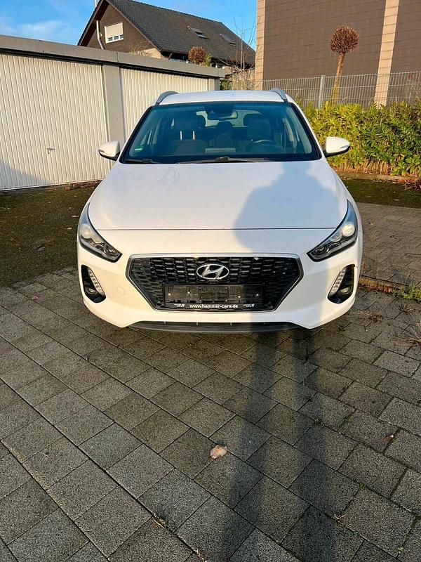 Weiß Gebraucht 2017 Hyundai i30 Kombi | 5.450 € (Guter Preis) - Bild 1/4