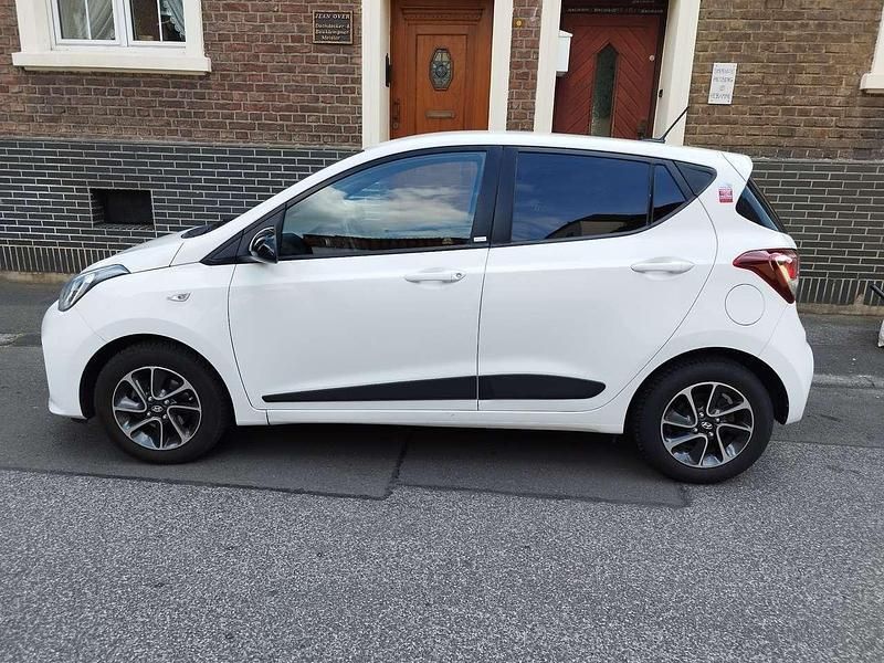 Weiß Gebraucht 2018 Hyundai i10 Passion Kleinwagen | 7.900 € (Fairer Preis) - Bild 1/4