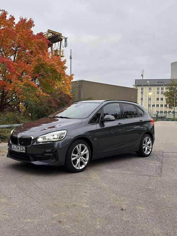 Grau Gebraucht 2018 BMW 220 Active Tourer Sport Line Van / Kleinbus | 16.750 € (Fairer Preis) - Bild 1/4