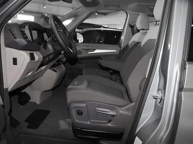 Nouă VW Multivan 150 CP (110 kW) 2026 Argintiu Monovolum