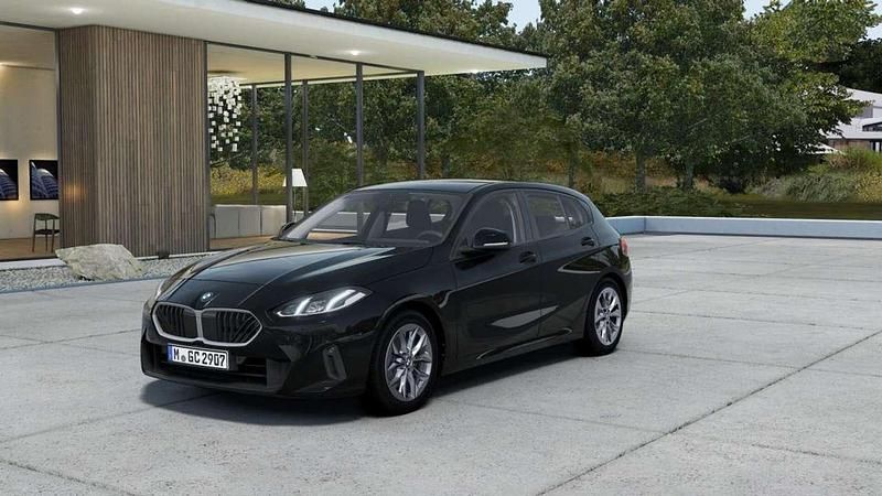 Schwarz (schwarz uni) Neu 2025 BMW 120 Efficient Dynamics Kleinwagen | 28.315 € (Superpreis) - Bild 1/4