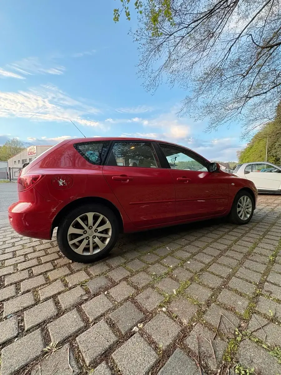 Używany Mazda 3 105 KM (77 kW) 2004 Czerwony Sedan/Limuzyna