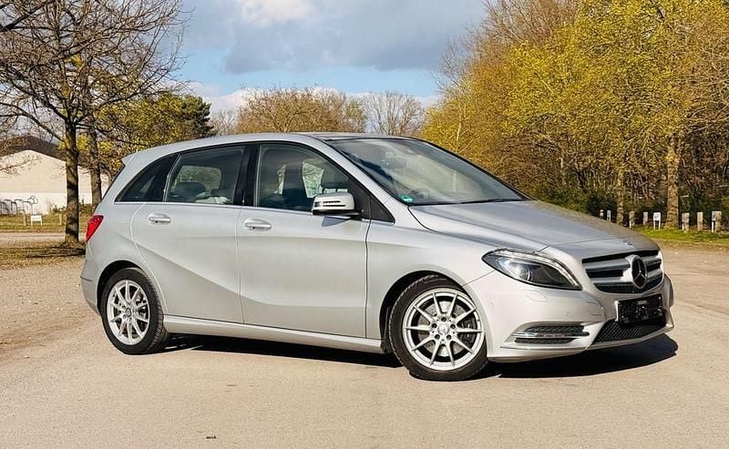 Gebraucht Mercedes B220 170 PS (125 kW) 2014 Silber Van / Kleinbus