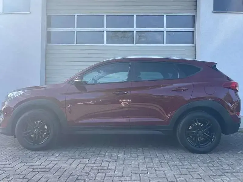 Gebraucht Hyundai Tucson Intro Edition 177 PS (130 kW) 2016 Rot SUV