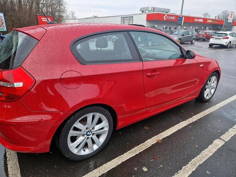 Gebraucht BMW 116 122 PS (89 kW) 2010 Rot Kleinwagen