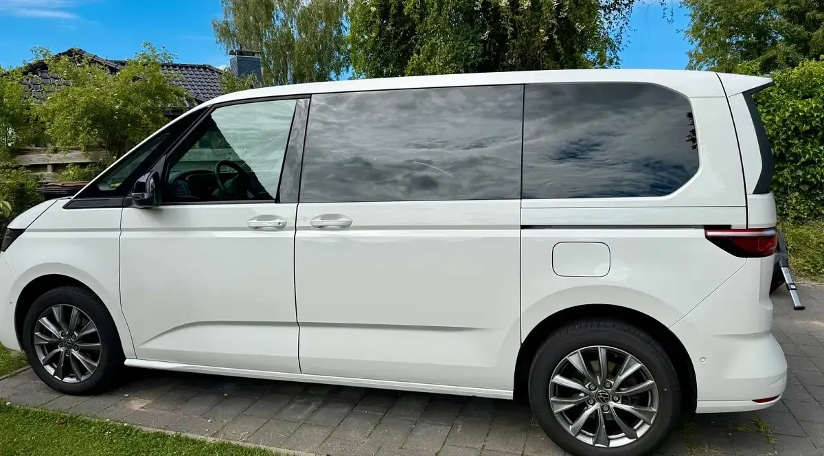Gebraucht VW Multivan Life 150 PS (110 kW) 2023 Weiß Van / Kleinbus