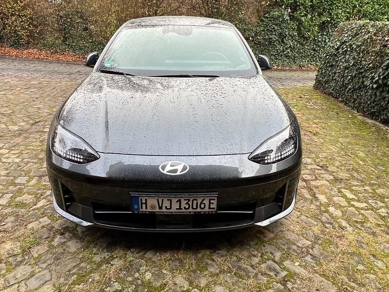 Grau Gebraucht 2023 Hyundai Ioniq 6 Techniq Limousine | 31.400 € (Superpreis) - Bild 1/4
