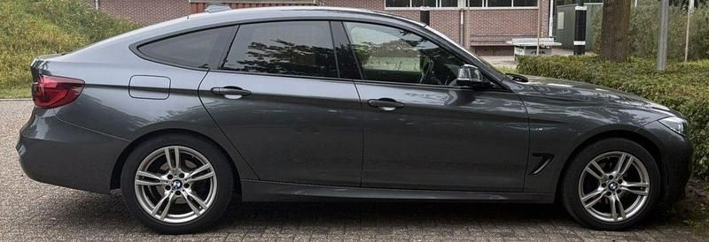 Grau Gebraucht 2020 BMW 320 Gran Turismo M Sport Coupé | 25.000 € (Fairer Preis) - Bild 1/4