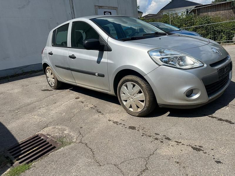 Silber Gebraucht 2009 Renault Clio II Limousine | 1.500 € (Guter Preis) - Bild 1/4