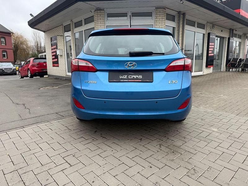 Gebraucht Hyundai i30 Trend 110 PS (80 kW) 2015 Blau Kombi