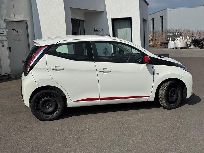 Gebraucht Toyota Aygo 69 PS (50 kW) 2017 Weiß Kleinwagen