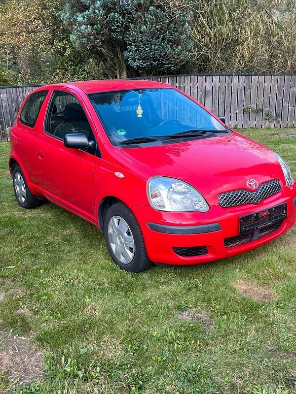 Rot Gebraucht 2004 Toyota Yaris Kleinwagen | 2.250 € (Etwas zu teuer) - Bild 1/4