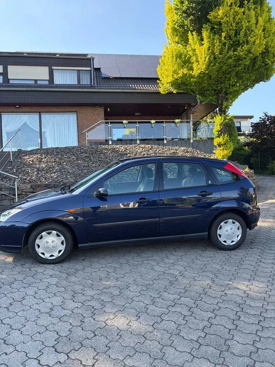 Gebraucht Ford Focus Ghia 101 PS (74 kW) 2000 Blau Kleinwagen