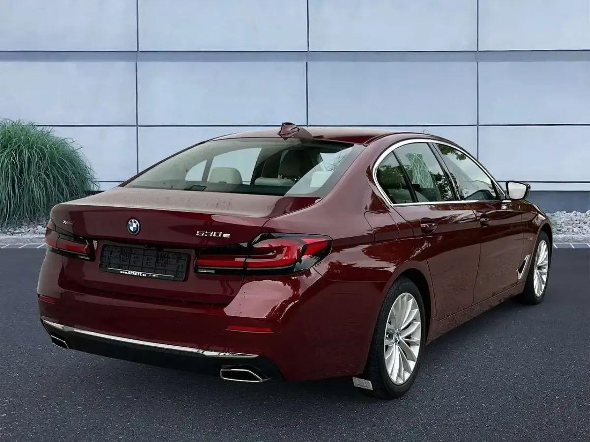 Gebraucht BMW 530e Sport Line 292 PS (214 kW) 2023 Aventurinrot Limousine