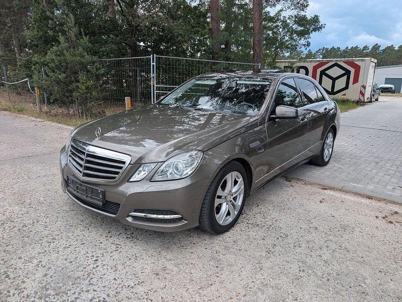 Grau Gebraucht 2011 Mercedes E200 Avantgarde Limousine | 9.999 € (Fairer Preis) - Bild 1/4