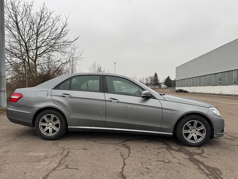 Gebraucht Mercedes E200 Avantgarde 170 PS (125 kW) 2010 Grau Limousine