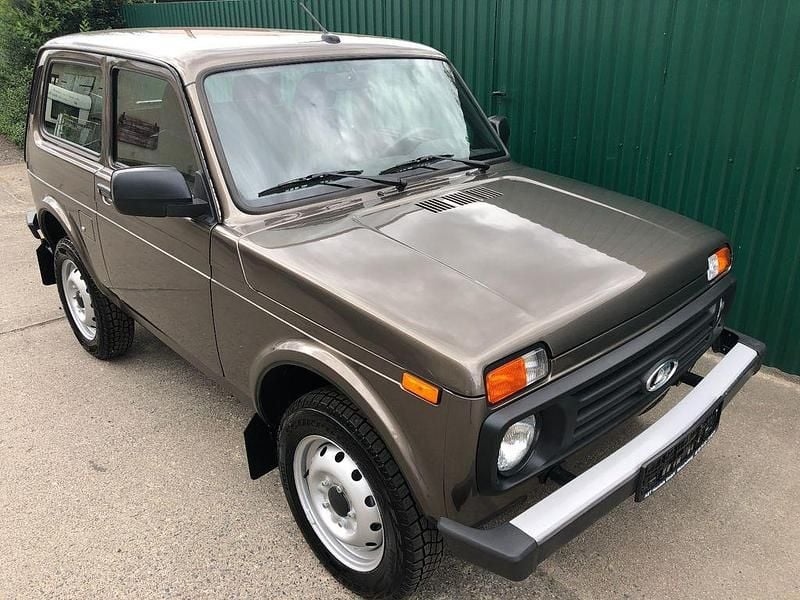 Neu Lada niva 83 PS (61 kW) 2026 Braun SUV
