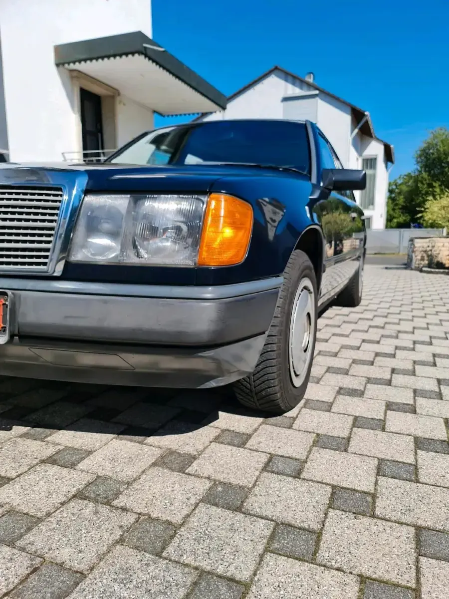Gebraucht Mercedes E230 136 PS (100 kW) 1986 Blau Limousine