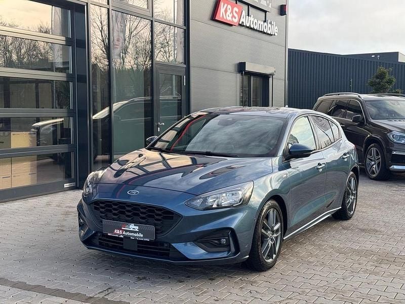 Blau Gebraucht 2020 Ford Focus ST-Line Limousine | 15.990 € (Fairer Preis) - Bild 1/4
